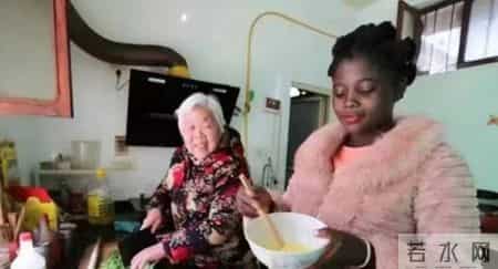 18岁非洲女孩嫁给47岁河南农民，生下2个混血宝宝，婆婆非常满意