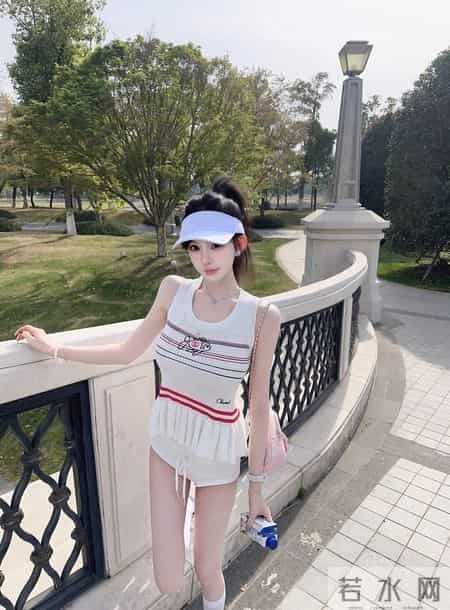 甜系女孩出街,运动穿搭超吸睛