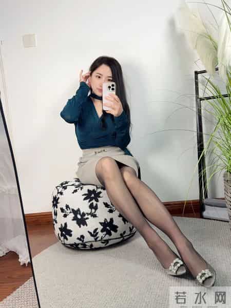 职场穿搭｜墨绿丝绒的高级感通勤