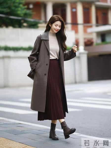 新年穿棕色大衣,知性显贵气!8个优雅从容的姿势,拿捏自然美