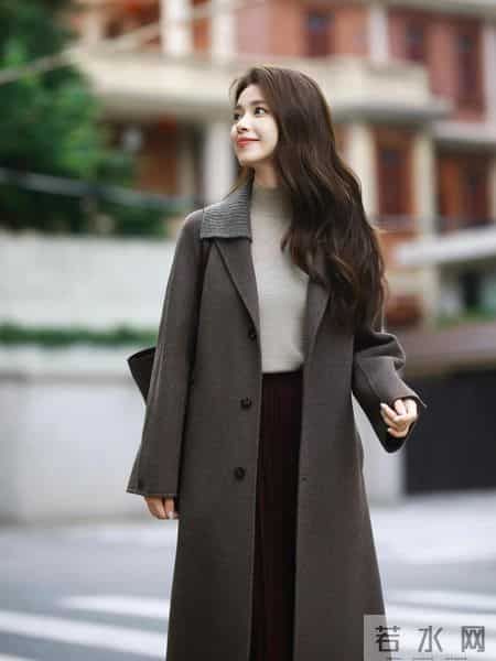 新年穿棕色大衣,知性显贵气!8个优雅从容的姿势,拿捏自然美