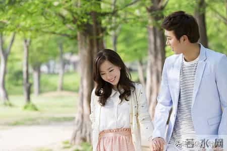 女人想和你“暧昧”，往往不会直说，而是用这4个“信号”暗示你