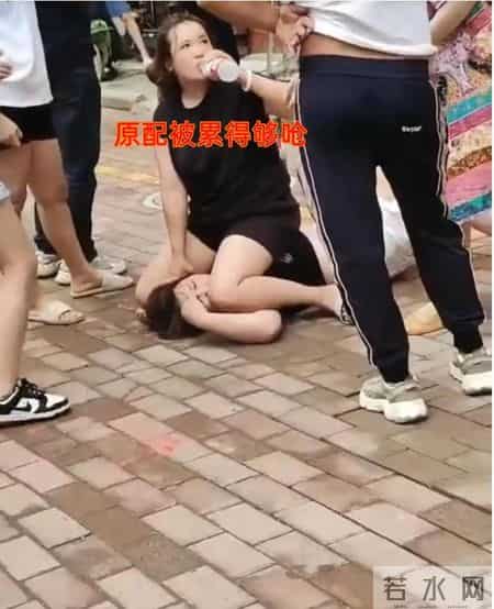 女子带一众娘家人现场抓小三，揪着对方衣服怒声质问：贴钱给我男人买内裤，你到底图什么