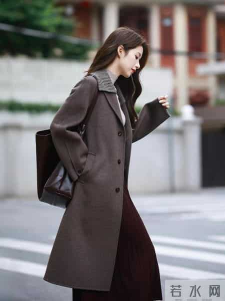 新年穿棕色大衣，知性显贵气！8个优雅从容的姿势，拿捏自然美