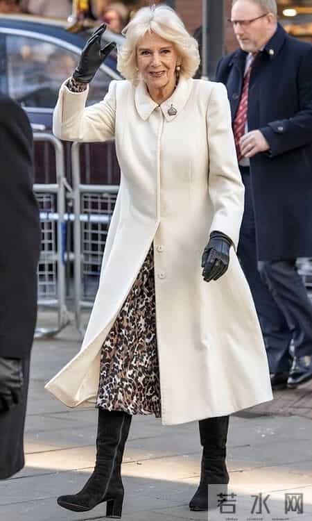 不得不说，卡米拉王后越来越会穿了，身姿挺拔尽显贵气感