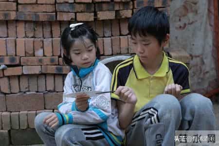 继父去世我出钱安葬，葬礼结束要走，俩继兄拦住我：有些账该算了