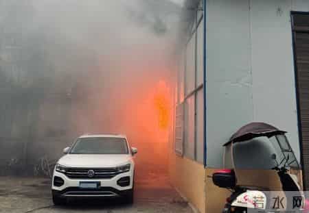 公安县孟家溪镇：居民楼突发火情，邮政人冲了上去……