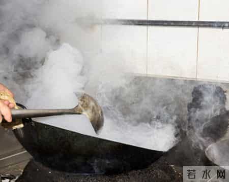 差点犯大错！医生提醒：刚炒完菜千万别用水冲铁锅，多数人都错了