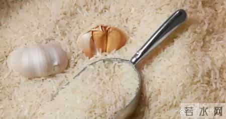 “米放三处，家中不富”，家中米不能乱放，不是迷信，是过来人的经验！