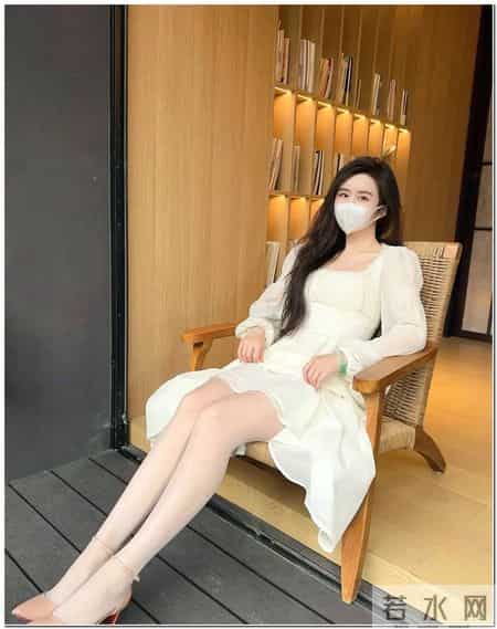 “方领白裙 + 奶油丝 + 尖头鞋”，温柔又有氛围感，越看越耐看！