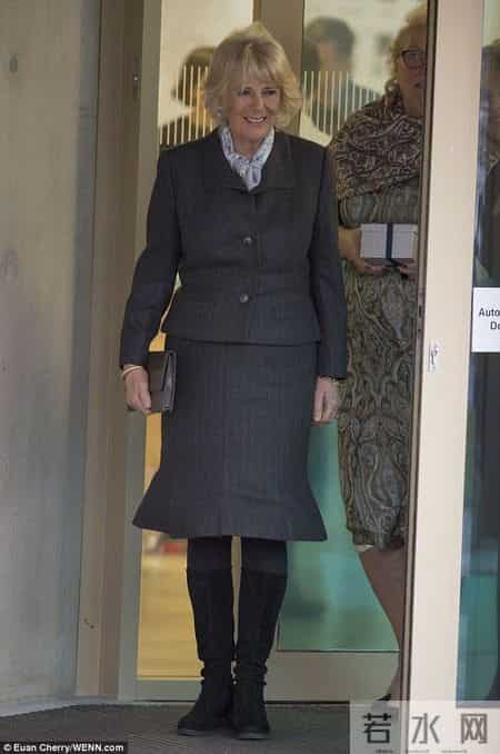 不得不说，卡米拉王后越来越会穿了，身姿挺拔尽显贵气感