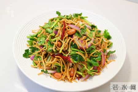 过年凉拌菜,5分钟就做好,酥香酥香的,上桌就光盘