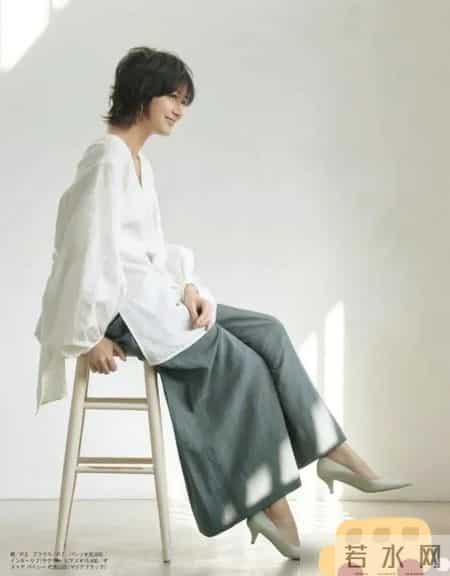 富冈佳子“裤子”穿搭方法遮肉显瘦，搭配这几件上衣，简约干练