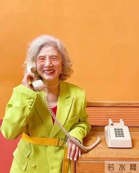 这位89岁上海奶奶也太潮了，她的穿搭又美又减龄，这才是人生赢家