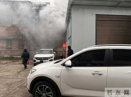 公安县孟家溪镇：居民楼突发火情，邮政人冲了上去……