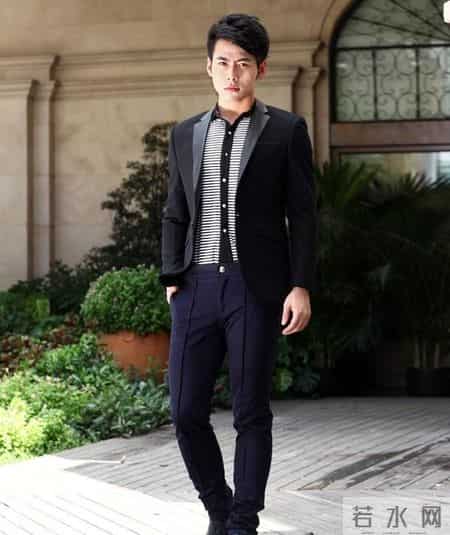 西装下面不一定要配西裤，瞧靳东、刘德华这样穿，不油腻还很高级