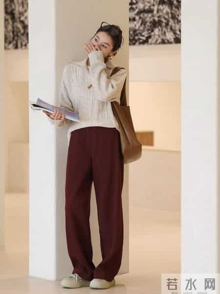 初春“裤子”这么穿会更好看！搭配这几件上衣就够，简约时髦