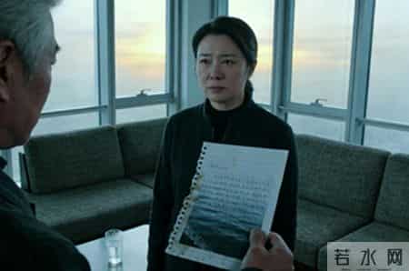 出差前，我在丈夫的枕头下撒了点荧光粉，3天后我提前回家，拿着紫光灯照向床铺，他瞬间跪下了