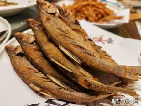 陵东街有一家特色鱼馆，一吃一个不吱声