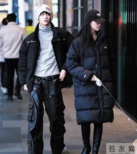 羽绒服下面尽量少穿运动鞋；学成都太古里这样穿温暖又高级