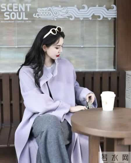 “紫色大衣+灰色阔腿裤”也太高级了，松弛又时髦，出街穿秒变氛围感焦点！