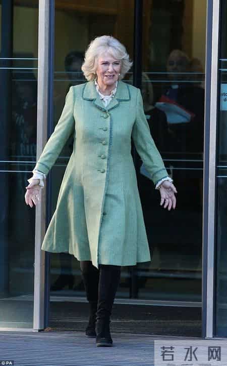 不得不说，卡米拉王后越来越会穿了，身姿挺拔尽显贵气感