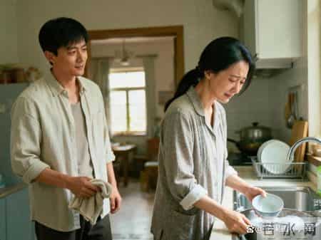 陪妻子回县城探亲，岳父炫耀小女婿是处长，暗讽我呆板。不料镇长来访，看到我时忽然鞠躬