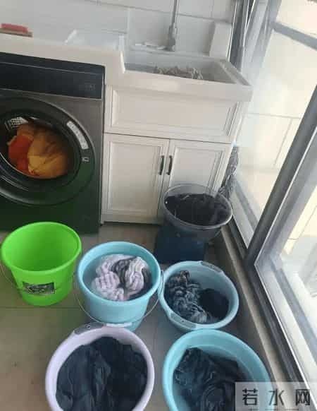 装修最大的坑，就是洗衣机必须放阳台！建议学学我邻居的做法，实在太高明了，晒给大家瞧瞧！