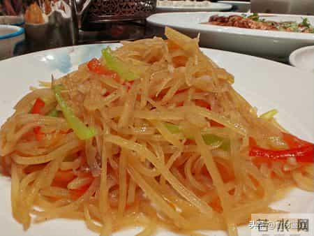 陵东街有一家特色鱼馆，一吃一个不吱声