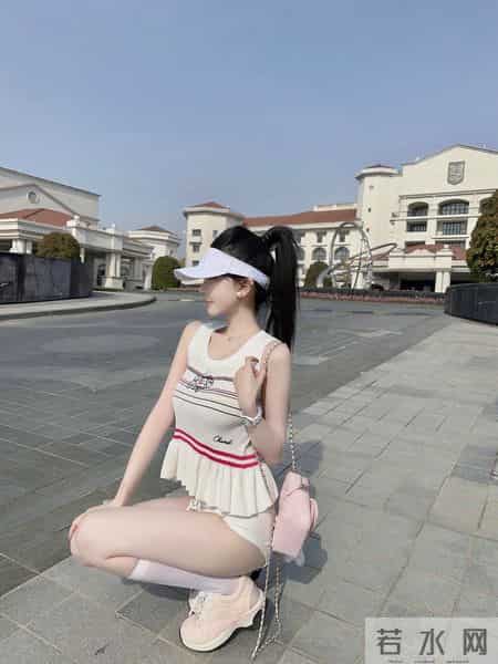 甜系女孩出街,运动穿搭超吸睛