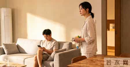 丈夫月薪五万，我却发现他卡里只剩10块钱，我没作声，第二天收拾行李回了娘家，不到3天他就打来电话：老婆，我妈住院了，急需20万