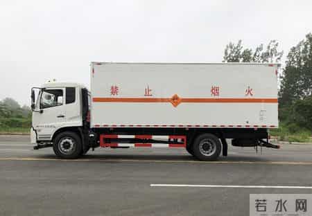 买一些烟花爆竹自娱自乐、放私家车后备箱里拉回家，也违法吗？