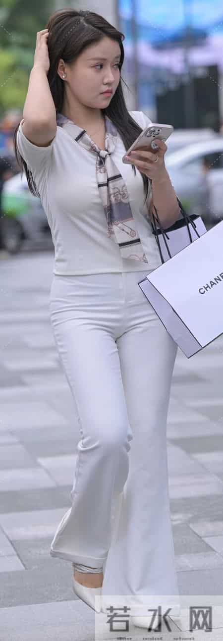 白色五分袖+直筒裤：这才是纯净风的街头王道！