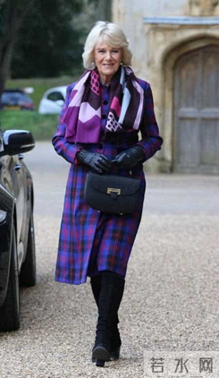 不得不说，卡米拉王后越来越会穿了，身姿挺拔尽显贵气感