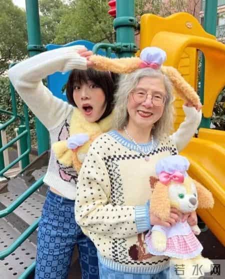 这位89岁上海奶奶也太潮了，她的穿搭又美又减龄，这才是人生赢家