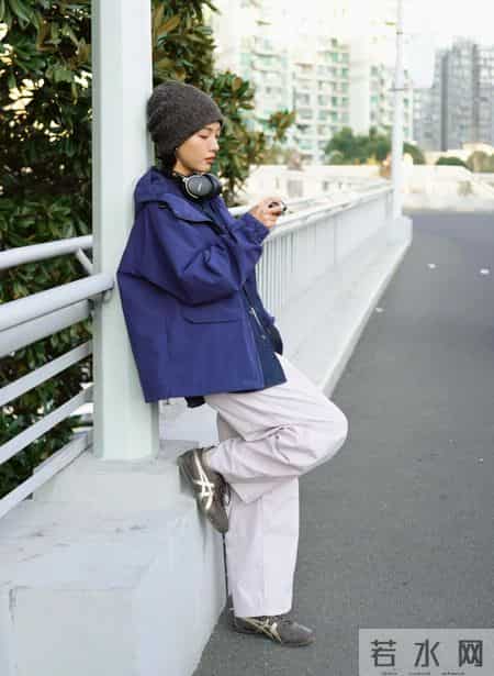 初春“裤子”这么穿会更好看！搭配这几件上衣就够，简约时髦