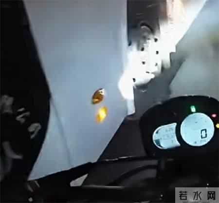 天津警方通报“男子骑摩托车遇大巴车逆行挡路并遭威胁”：大巴车司机已被依法处罚并记分