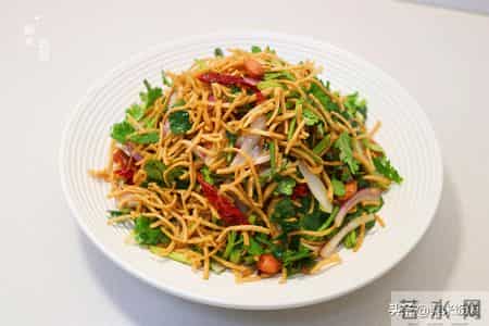 过年凉拌菜,5分钟就做好,酥香酥香的,上桌就光盘