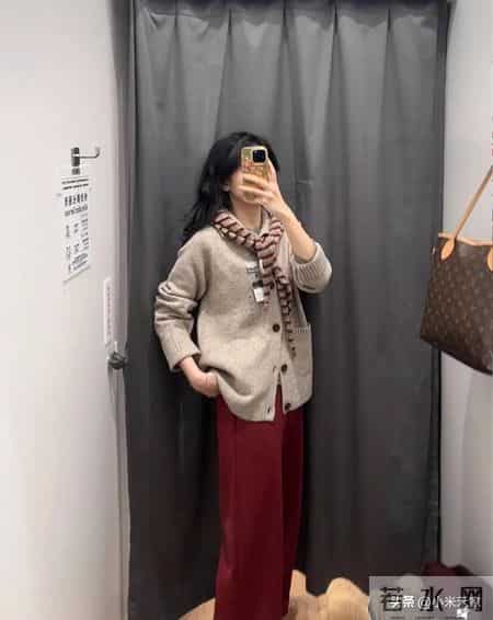 优衣库这条酒红裤，配开衫直接赢麻了