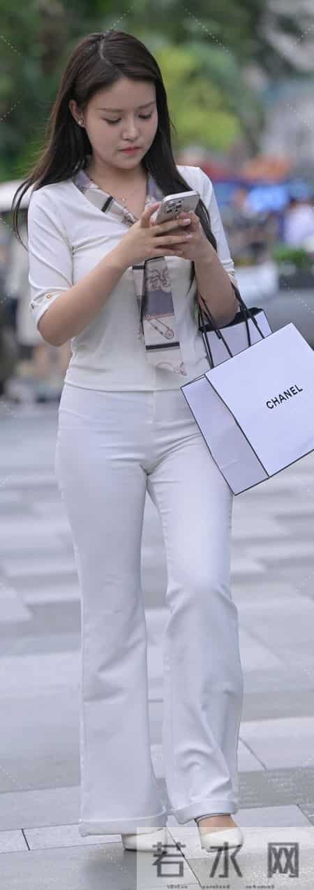 白色五分袖+直筒裤：这才是纯净风的街头王道！