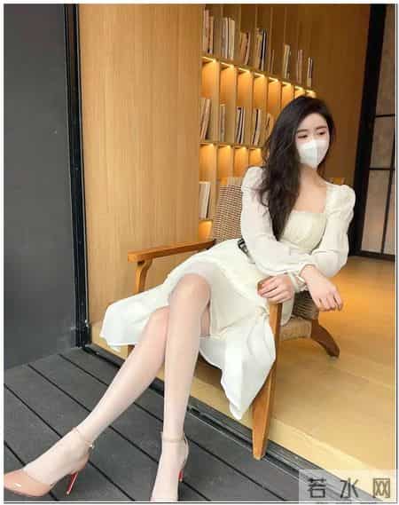 “方领白裙 + 奶油丝 + 尖头鞋”，温柔又有氛围感，越看越耐看！