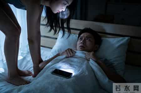 我女友是个盲人，同居后我发现一个秘密，她每晚12点准时去卫生间，而且每次都开着灯