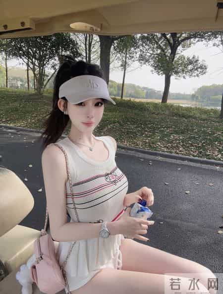 甜系女孩出街,运动穿搭超吸睛