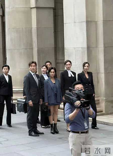 没想到女神现实中居然那么矮，白瞎我看了十几年电视，现在才知道