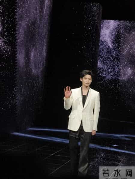 白敬亭微博之夜内搭翻车？被嘲神似抹胸，粉丝急喊：是老头衫啊