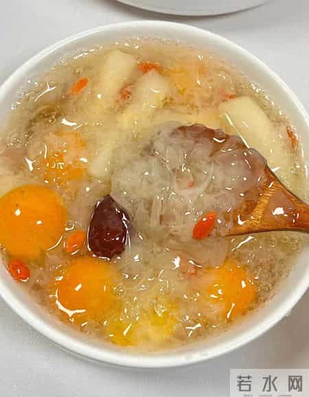 老得慢的女人，都爱吃3种食物，皮肤白皙似桃花，年过60岁不显老