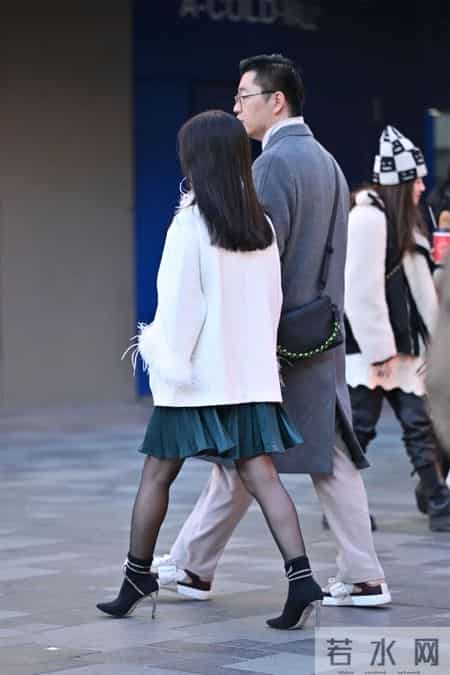 10厘米的黑色尖头细跟短靴，银色鞋跟和缠绕很精致，搭配黑色丝袜