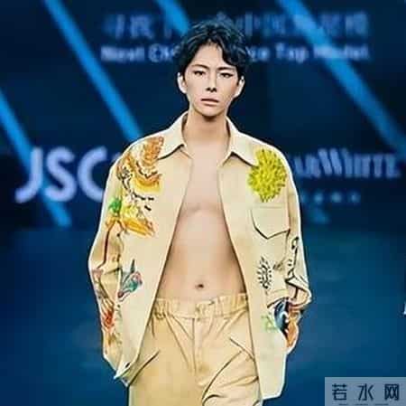 帅气儿子帮妈看店，女顾客很多，亲妈：竟然都是来看脸的！