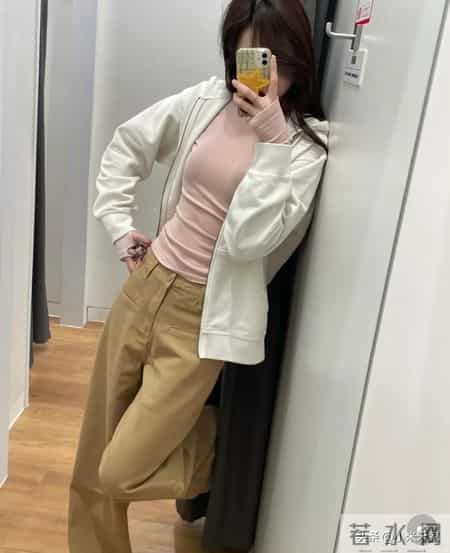 被问爆链接!优衣库这件白色拉链卫衣,春天穿太chill了