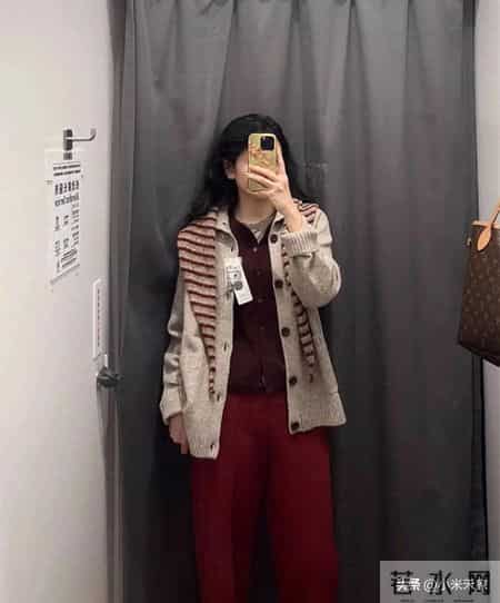 优衣库这条酒红裤，配开衫直接赢麻了